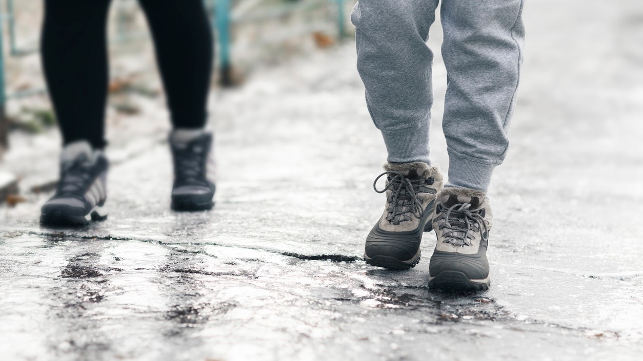 Na viacerých miestach na území Slovenska hrozí poľadovica. (ilustračné foto)