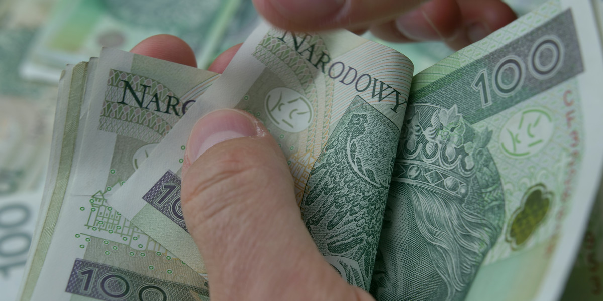 Przeciętne miesięczne wynagrodzenie brutto w gospodarce narodowej w Polsce w 2022 r. urosło o 11,7 proc., do 6346,15 zł.