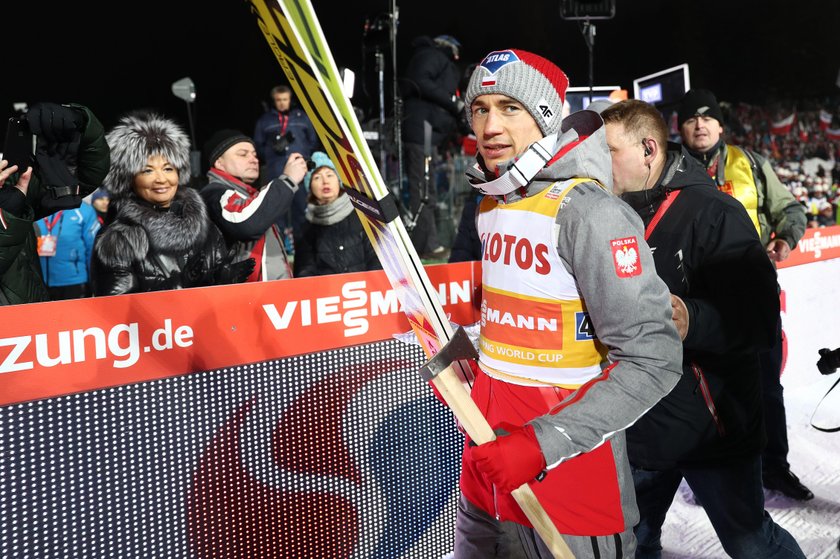 Kamil Stoch jak Adam Małysz! Kibice rzucili się na niego po konkursie