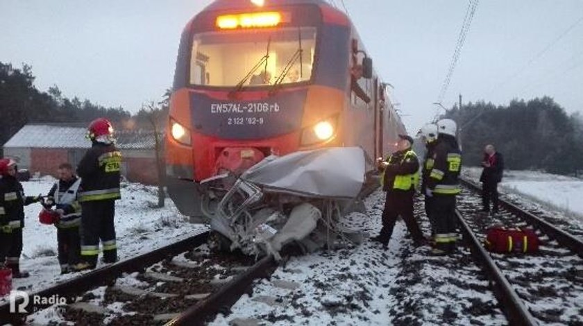 Wypadek na przejeździe kolejowym. Auto rozerwało na pół