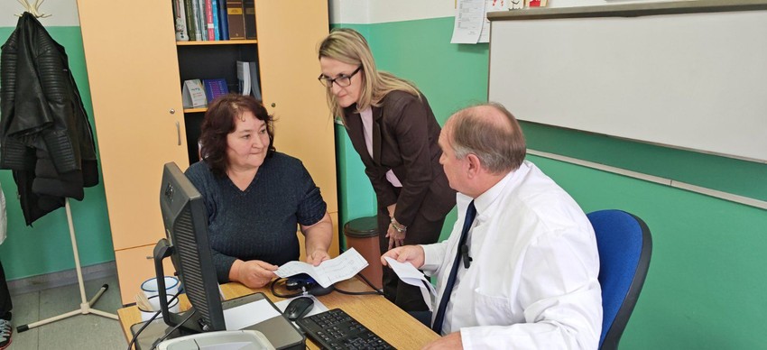  Dr Nebojša Tasić, pomoćnik ministra zdravlja, sa pacijentkinjom