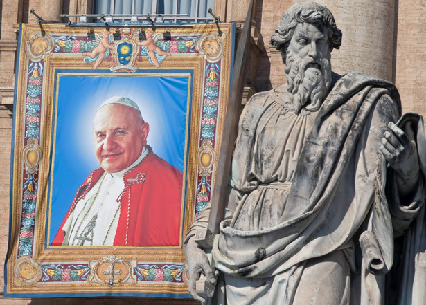 Obraz przedstawiający Jana XXIII na frontonie bazyliki św. Piotra. EPA/CLAUDIO PERI/PAP/EPA
