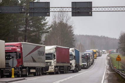 Dziura w sankcjach. Rząd ich nie chce, ale tiry na Wschód jeżdżą