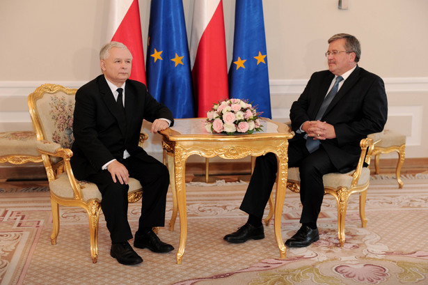 Kaczyński w tyle za Komorowskim. Niecały PiS go popiera