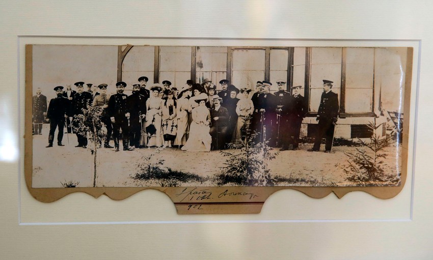 Kralica Draga i kralj Aleksandar sa oficirima