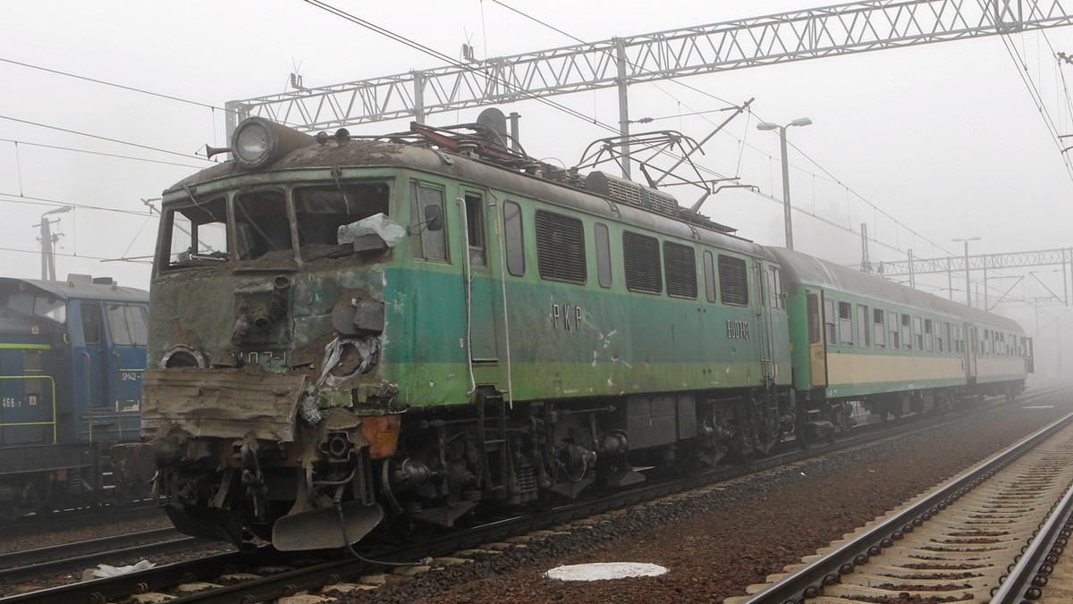 W Rembertowie tir wjechał pod pociąg. Do wypadku doszło na ul. Chruściela na przejeździe kolejowym. Tir wpadł pod pociąg relacji Moskwa - Warszawa. Na trasie kolejowej Rembertów-Warszawa przywrócono już ruch kolejowy.