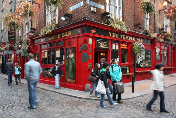 Irlandia to zagłębie pubów. Na zdjęciu lokal "Temple Bar" w dzielnicy o tej samej nazwie w Dublinie.