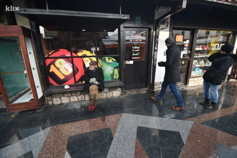 Čovek je rano ostao bez roditelja i u mladosti je radio po pekarama i radnjama na Baščaršiji