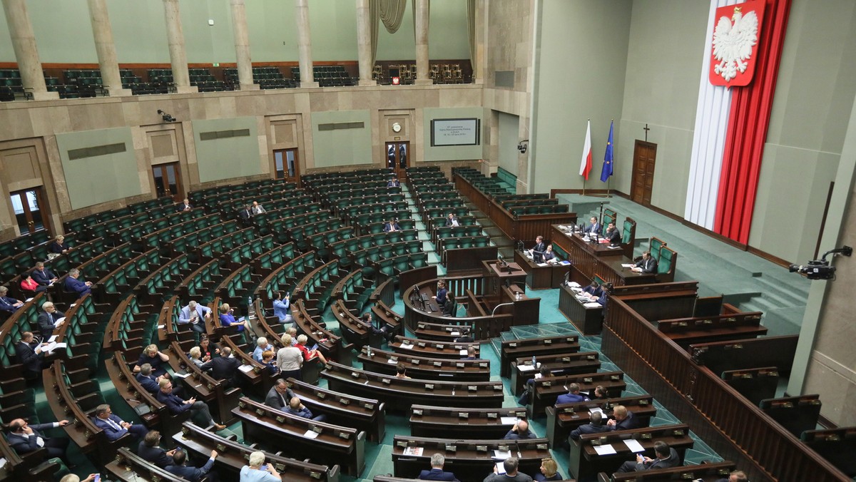 "Czas na sąd ostateczny" - taki napis wykonany sprayem umieścili w nocy z czwartku na piątek na elewacji budynku sejmowego protestujący pod gmachem parlamentu, którzy domagają się zmian w ustawach sądowniczych zgodnie z zaleceniami KE; ok. 15 osób zostało wylegitymowanych przez policję.