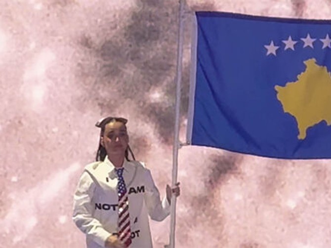 Keti Peri u Prištini iznela zastavu Kosova