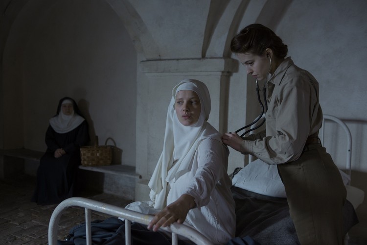 Joanna Kulig i Lou de Laâge w filmie 'Niewinne'