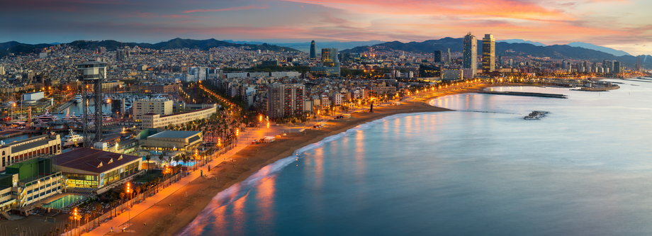 Barcelona, leżąca na wybrzeżu Morza Śródziemnego, to jeden z ulubionych kierunków w Hiszpanii