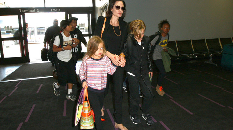 Angelina magához ragadta 
a gyerekeket /Fotó: NORTHFOTO