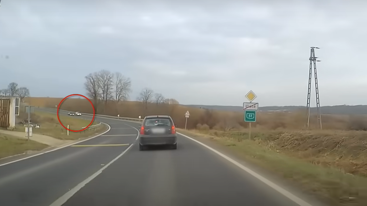 Ezt mégis hogy gondolta? Hatalmas baleset lett a felelőtlen előzésből – videó