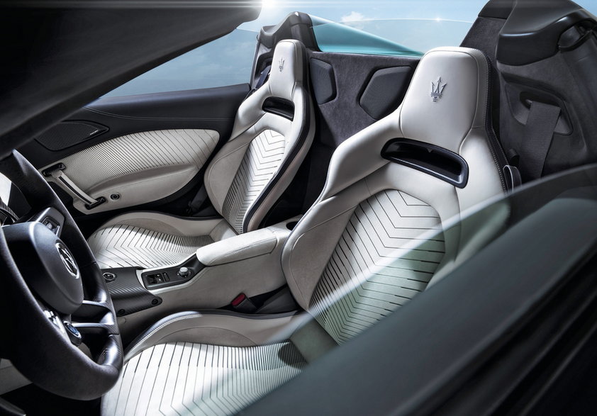 Maserati MC20 Cielo: takie powinny być fotele sportowe – zapewniają doskonałe podparcie i stylowo się prezentują