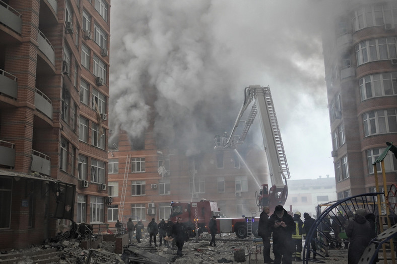 Mieszkańcy Odessy po rosyjskim zmasowanym ataku rakietowym, Ukraina, 29 grudnia 2023 r.