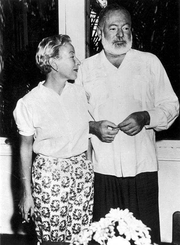 Ernest Hemingway z żoną Mary Welsh w 1954 r.