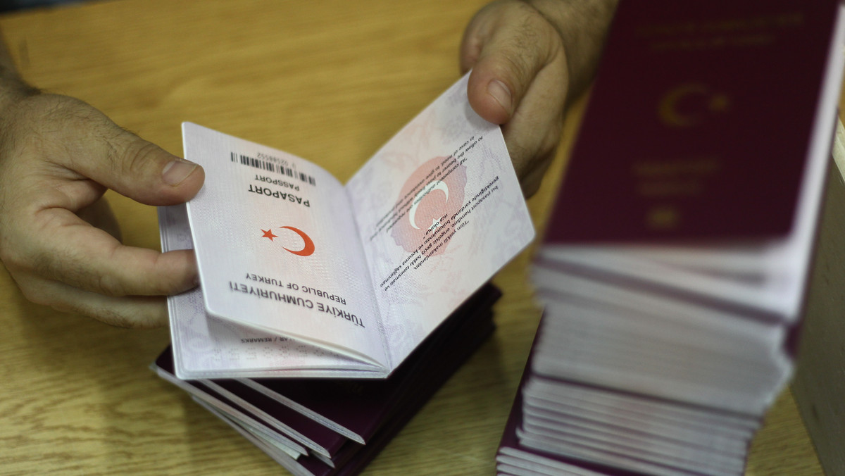 Turek ze sfałszowanym paszportem specjalnym zatrzymany w Warszawie