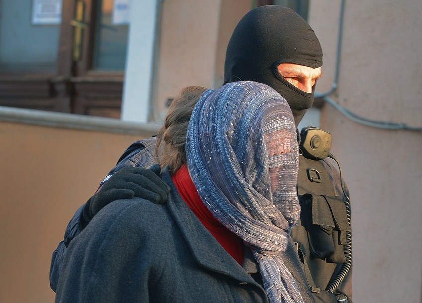 Rumunski policajac privodi jednog od zaposlenih iz bolnice "Med Nju Lajf" u Bukureštu