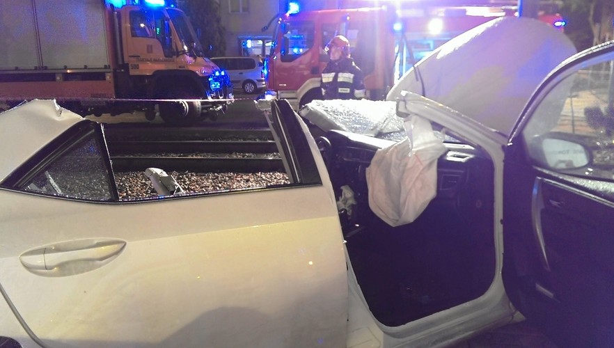 Poseł PiS Zbigniew Girzyński miał wypadek. Na zdjęciu rozbita toyota polityka