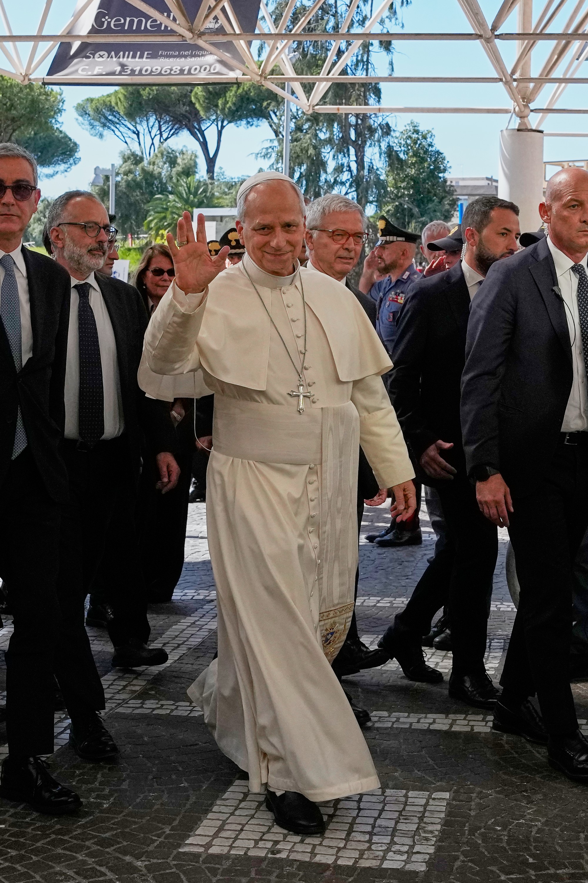 Pápež Lev XIV. pri príchode do Univerzitnej nemocnice Gemelli v Ríme.
