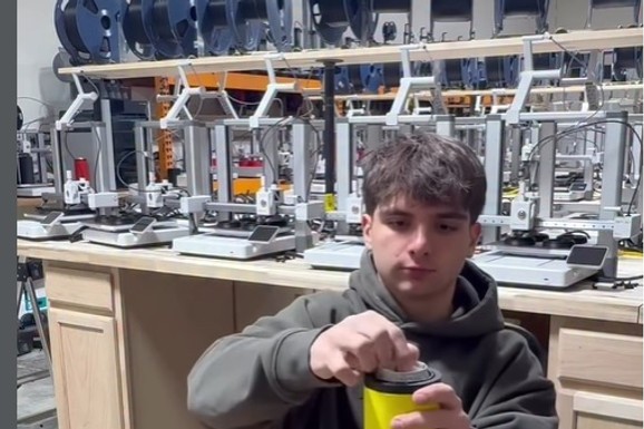 Ima 18 godina i zarađuje 300.000 dolara mesečno: Kako je viralni proizvod napravio biznis iz garaže