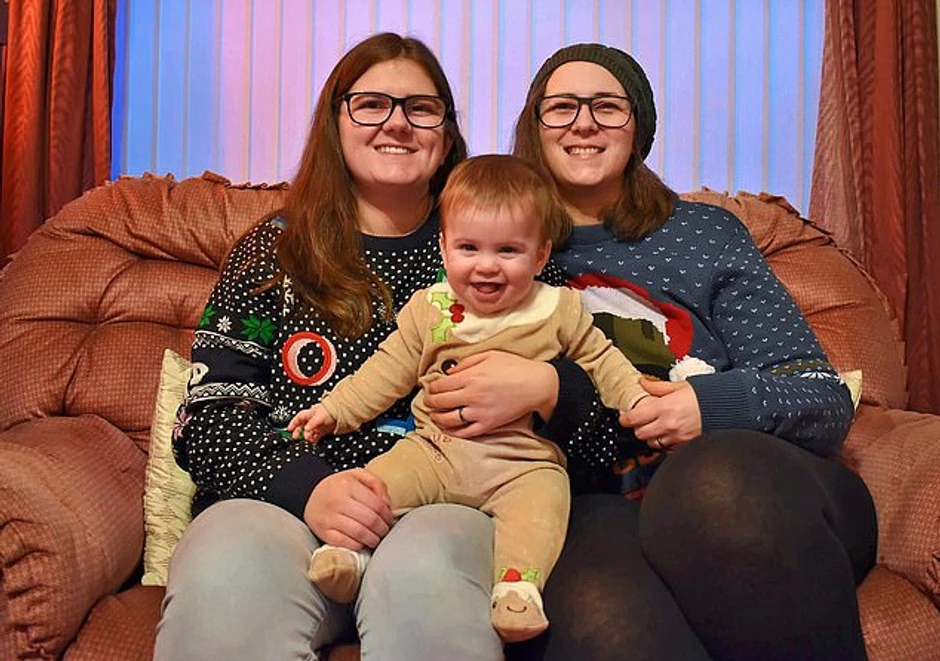 Ejmi Frost sa suprugom Aliks i bebom