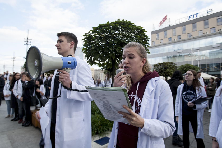 Pikieta studentów medycyny w geście poparcia dla protestujących lekarzy-rezydentów z Warszawy