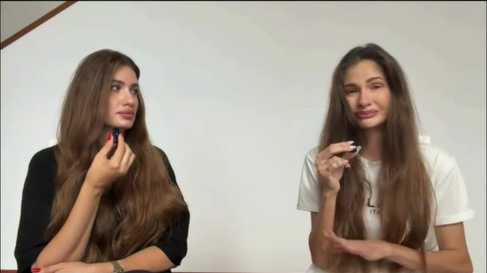 Broňa Gregušová (vpravo) a jej sestra Lucia v podcaste Sisters Unmasked. 