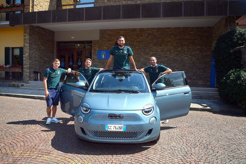 Elektryczny Fiat 500 zostaje autem piłkarskich Mistrzów Europy