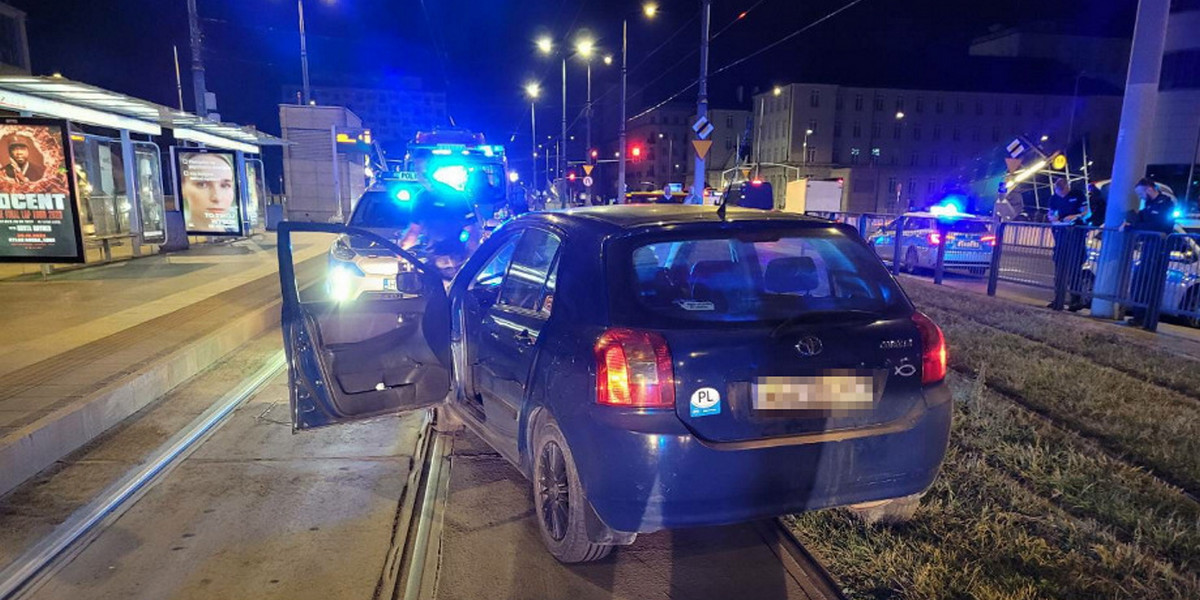 Auto zatrzymało się na torowisku. Porażający widok w środku. Przy danych kierowcy tkwiła ta notka.