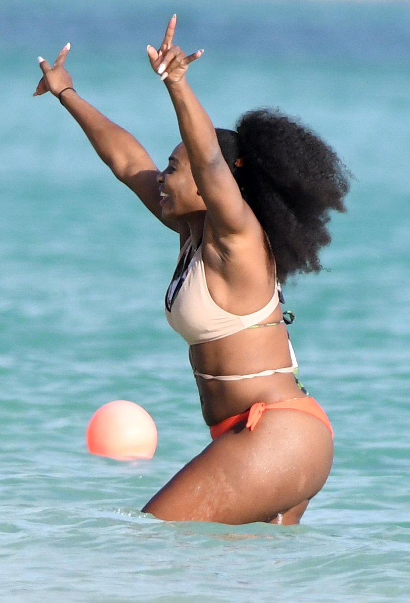 Serena WIlliams szaleje w bikini. Rywalka Radwańskiej pokazała ciało