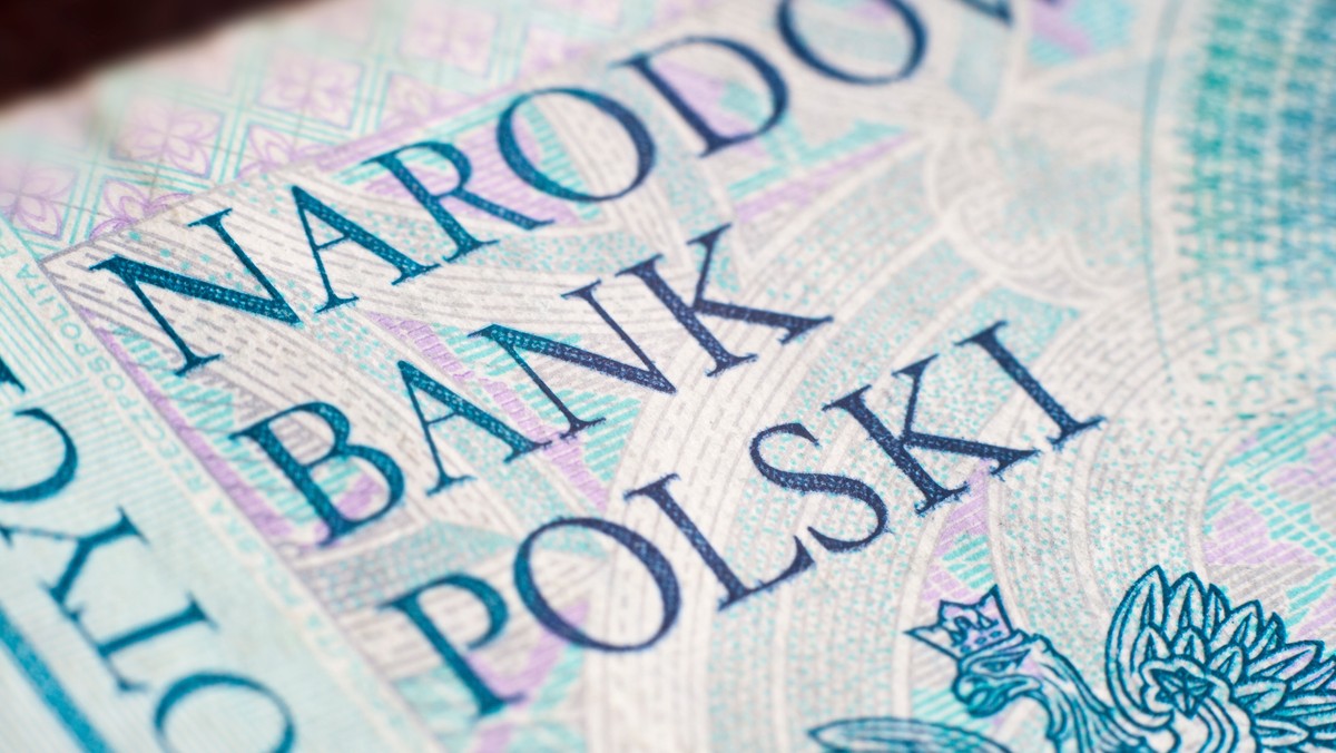 Podrobione banknoty o nominale 50 zł zostały wprowadzone do obiegu w kilku sklepach na terenie powiatu przeworskiego i jarosławskiego. Młoda kobieta i mężczyzna płacili nimi za zakupy. Wykorzystywali kolejki i zamieszanie, szybko płacili i pośpiesznie wychodzili ze sklepu. Kiedy sprzedawcy orientowali się, że banknoty mogą być fałszywe, ich już nie było. Przestępcy używali banknotów drukowanych na drukarce atramentowej. Ich produkcją zajmował się 18-latek.