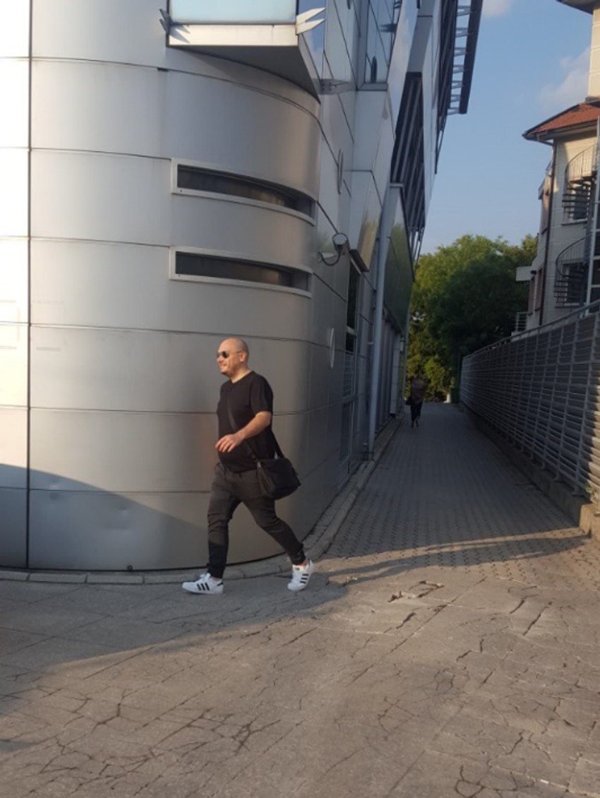 Mirko Gavrić, ispred zgrade "Pinka"