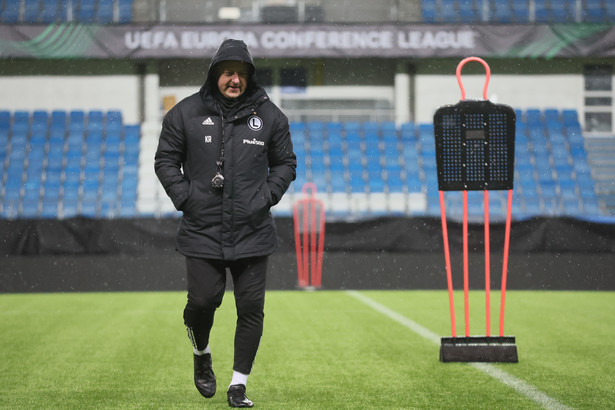 Szkoleniowiec Legii Warszawa Kosta Runjaic podczas treningu w norweskim Molde. Legia przygotowuje się do jutrzejszego meczu Ligi Konferencji z Molde