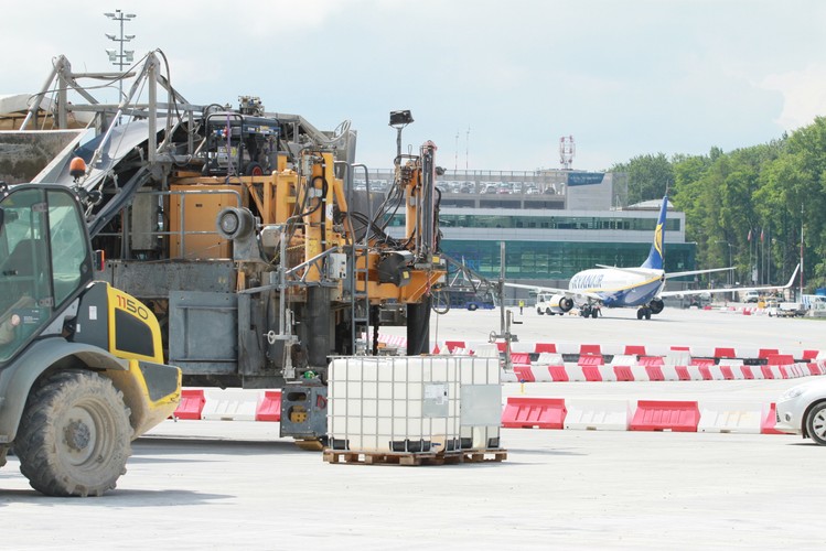 Na pierwszym planie - budowa płyty pod nowe miejsca postojowe samolotów, w tle fragment obecnego terminalu na lotnisku Kraków-Balice.

<br><br> fot. (dw) PAP/Stanisław Rozpędzik