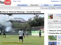 Zobacz, jak kibice rzucili w piłkarzy bombą