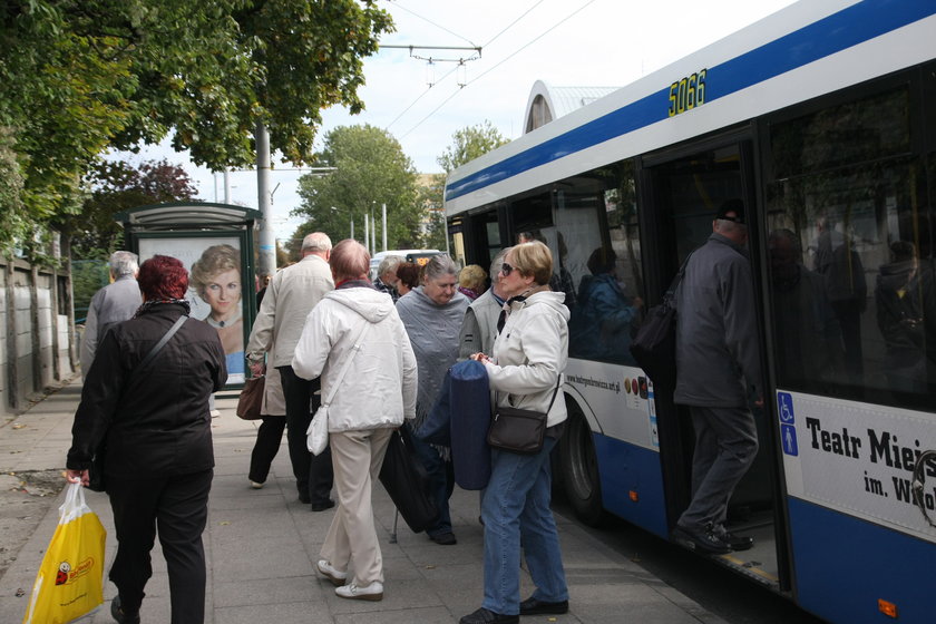 pasażerowie komunikacji miejskiej w Gdyni