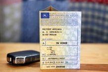 Mieszkańcy odbiorą dowody rejestracyjne w urzędomacie. Nowe rozwiązanie już działa