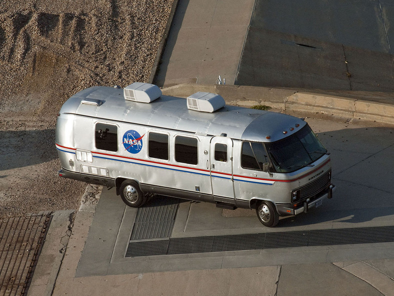 Airstream Astrovan na terenie Centrum Kosmicznego