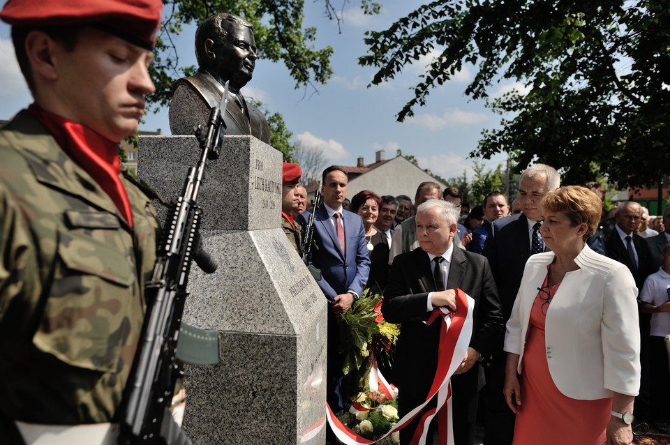 MIŃSK MAZ. POPIERSIE LECHA KACZYŃSKIEGO ODSŁONIĘCIE (Jarosław Kaczyński Teresa Wargocka Jacek Sasin)