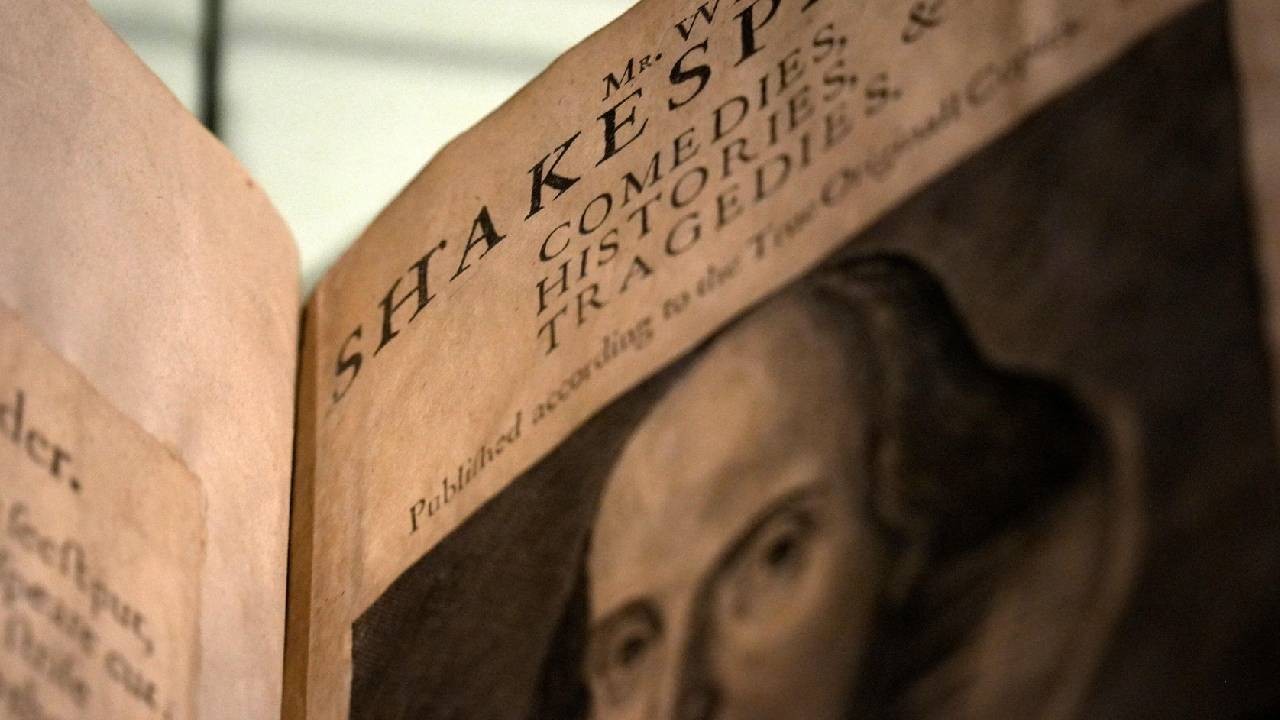 În 1596 a apărut piesa anonimă „Edward al III-lea”: după 430 de ani s-a dovedit că a fost scrisă de Shakespeare și rivalul Christopher Marlowe 
