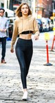 Gigi Hadid az utcán is szereti megvillantani tökéletes hasizmát.