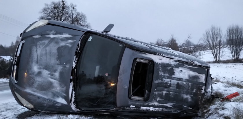 Wypadek znanego publicysty na śliskiej drodze. Kto zawinił? Internauci są bezlitośni