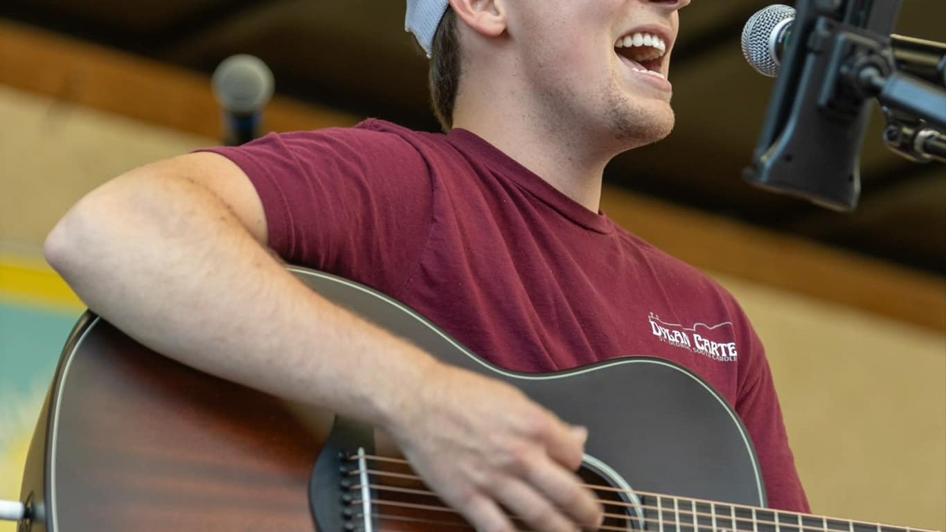 Spevák Dylan Carter.