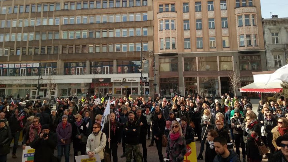 Ponad pół tysiąca osób wzięło udział w czternastej, łódzkiej Manifie. Demonstrujący przeszli Piotrkowską, od pasażu Schillera do placu Wolności i z powrotem. Hasłem przewodnim, pod jakim odbywała się tegoroczna Manifa było: "wolność wyboru zamiast terroru!"