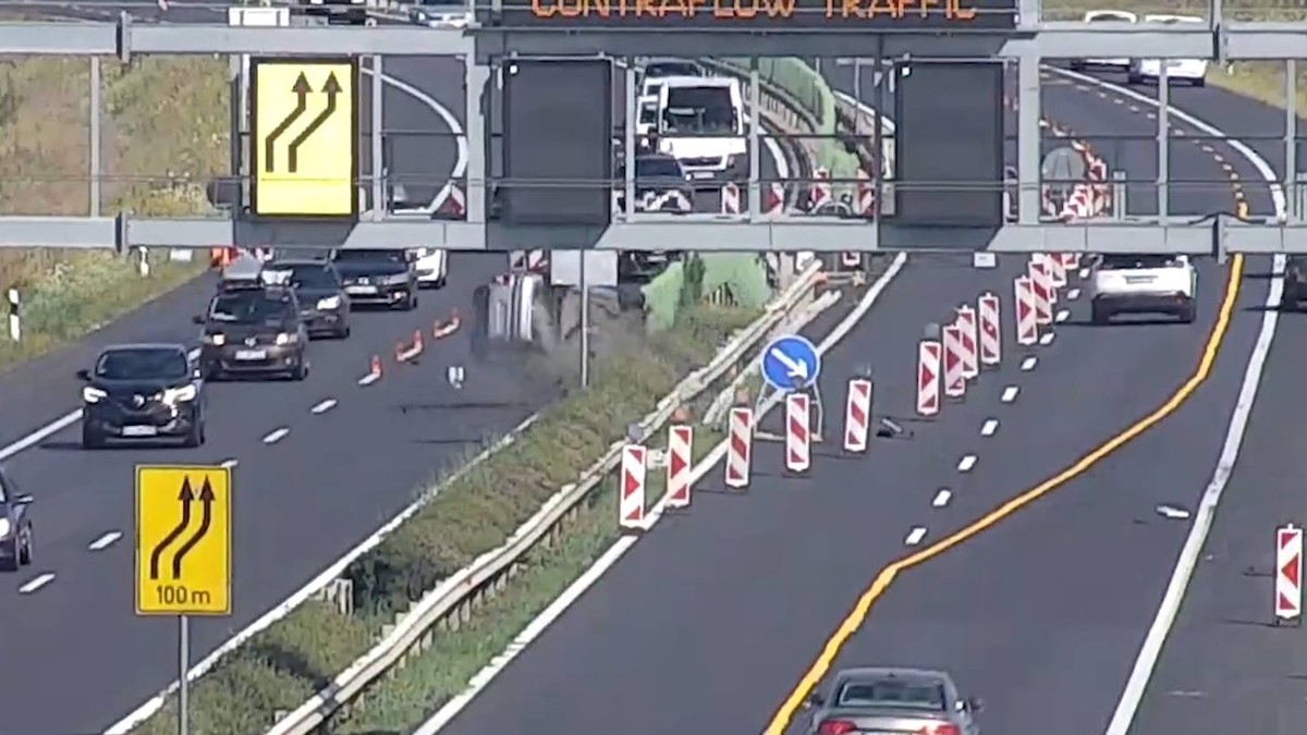 Durva baleset az M1-esen: letarolta a sávelterelőt, majd átpördült a szemközti sávba és felborult egy opeles – videó