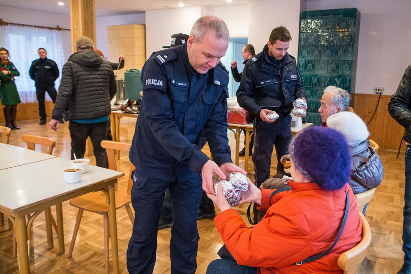 Policjanci z komisariatu V w Krakowie pomogli potrzebującym