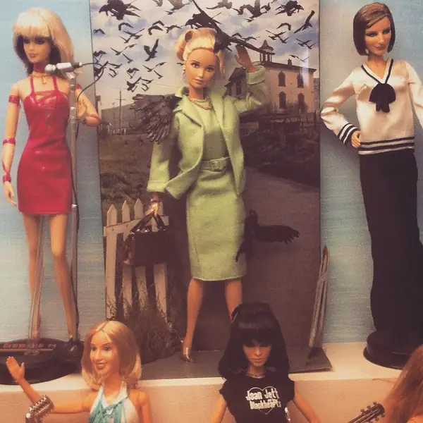 W muzeum zabawek w Pradze można zobaczyć nietypowe lalki Barbie. Tu zabawka wzorowana na bohaterce filmu &quot;Ptaki&quot; Alfreda Hitchcocka