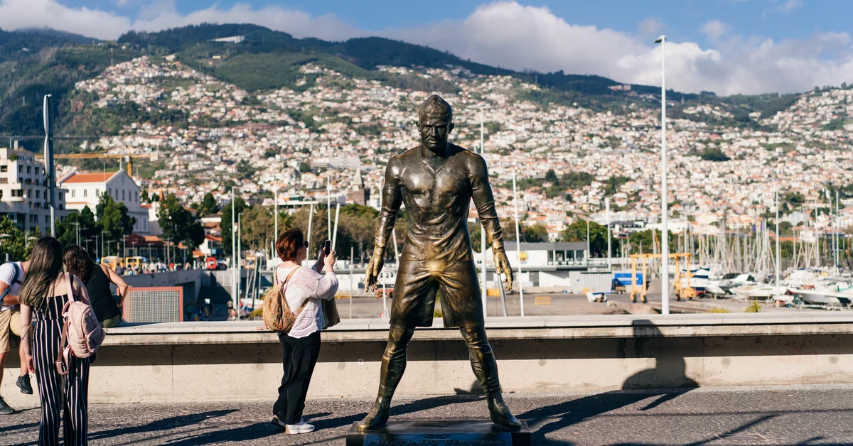 Podpalił pomnik Cristiano Ronaldo. Włączył muzykę i pokazał środkowy palec